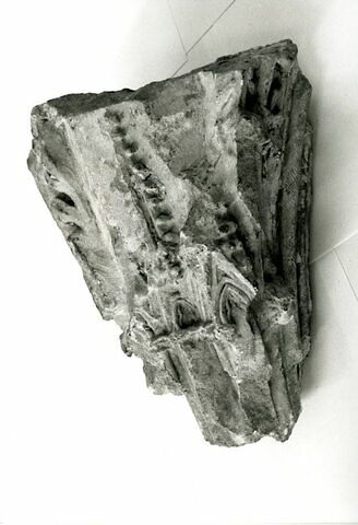 Fragment architectural sculpté sur quatre faces, décoré de moulures, de feuillage, de rosettes et d’un petit buste d’ange, image 6/9
