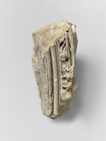 Fragment architectural sculpté sur quatre faces, décoré de moulures, de feuillage, de rosettes et d’un petit buste d’ange, image 4/9