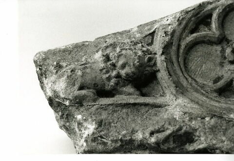 Fragment architectural sculpté sur deux faces, décoré de moulures, d'un trilobe et d'un polylobe inscrits dans des cercles, et d'une petite figure de lion, image 3/5
