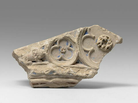 Fragment architectural sculpté sur deux faces, décoré de moulures, d'un trilobe et d'un polylobe inscrits dans des cercles, et d'une petite figure de lion