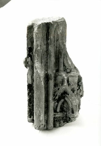 Fragment architectural sculpté sur quatre faces, décoré de moulures et de petits pinacles, image 4/8