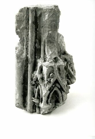 Fragment architectural sculpté sur quatre faces, décoré de moulures et de petits pinacles, image 7/8