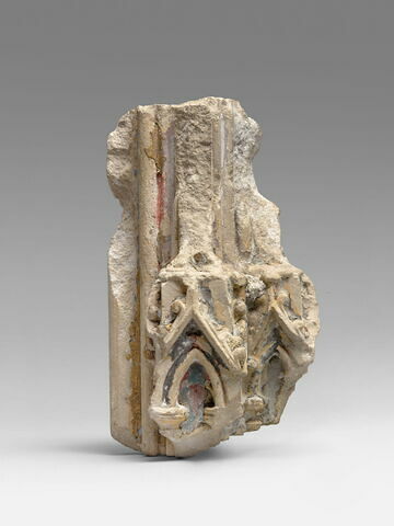 Fragment architectural sculpté sur quatre faces, décoré de moulures et de petits pinacles