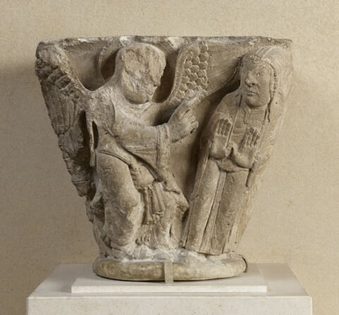 Fragment d'un chapiteau double (?) : l'Annonciation, la Visitation et décor végétal