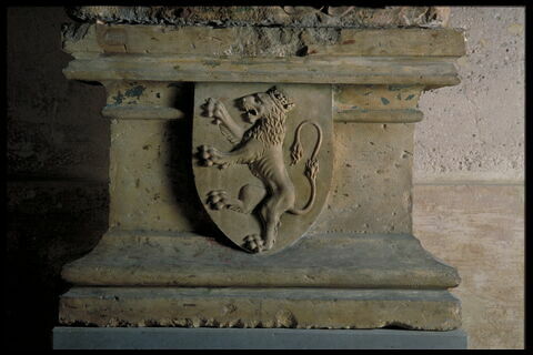 Socle timbré d'un écu portant un lion couronné passant sur la gauche, image 2/5