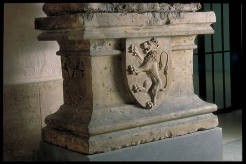 Socle timbré d'un écu portant un lion couronné passant sur la gauche, image 4/5