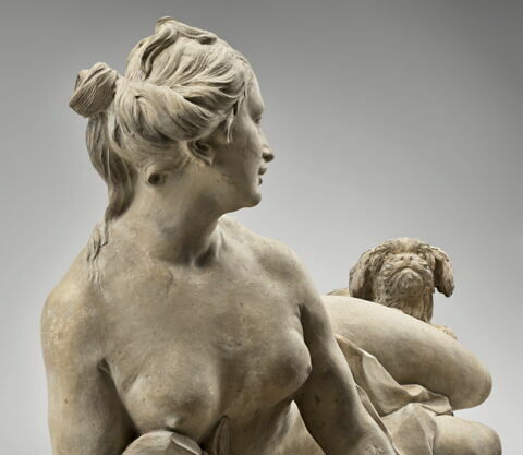 Jeune femme à demi couchée accompagnée d'un chien et de deux colombes, image 2/8