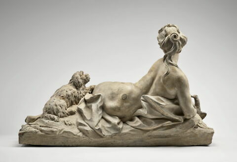 Jeune femme à demi couchée accompagnée d'un chien et de deux colombes, image 4/8