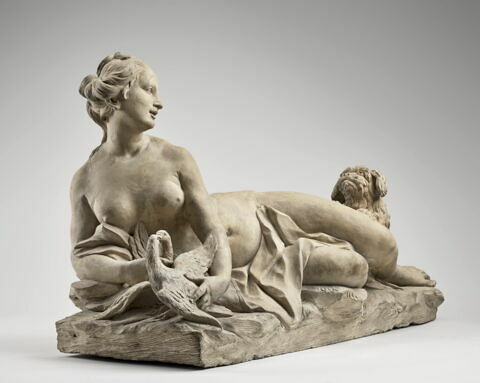 Jeune femme à demi couchée accompagnée d'un chien et de deux colombes, image 5/8
