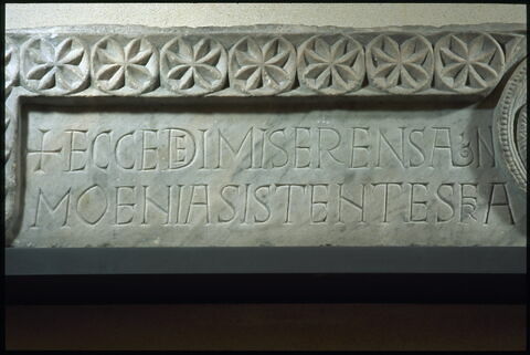 Partie gauche d’un linteau décoré de l’Agneau divin (autrefois au centre) et portant une inscription, image 3/6