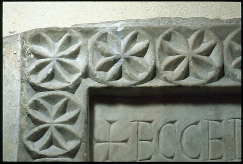 Partie gauche d’un linteau décoré de l’Agneau divin (autrefois au centre) et portant une inscription, image 5/6