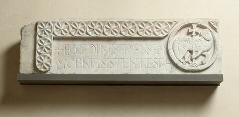 Partie gauche d’un linteau décoré de l’Agneau divin (autrefois au centre) et portant une inscription, image 2/6