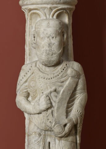 Colonne cannelée décorée d'un personnage tenant une banderole (prophète ou donateur ?), image 2/8