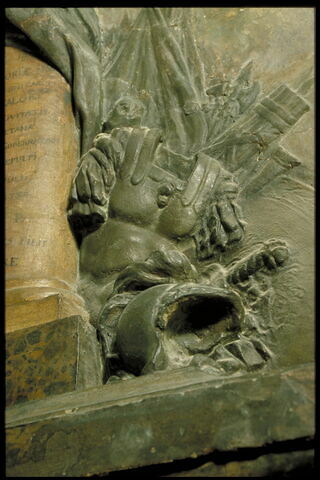 La Douleur tenant un médaillon à l'effigie de Charles Guy de Valory, image 3/4