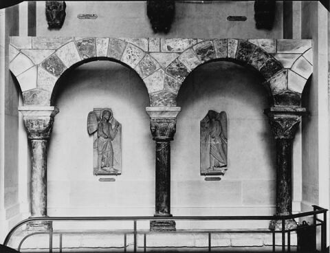 Deux arcades reposant sur trois colonnes monolithes, avec bases et chapiteaux