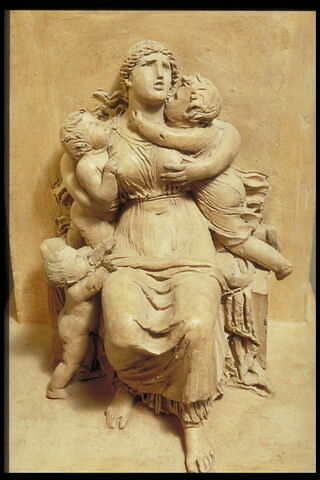 Une femme assise adossée à une stèle tenant deux enfants serrés contre elle un troisième est debout, image 9/10