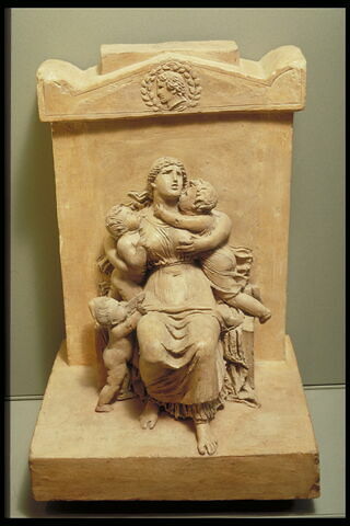 Une femme assise adossée à une stèle tenant deux enfants serrés contre elle un troisième est debout, image 10/10