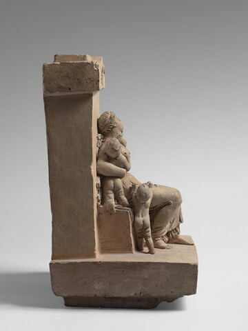 Une femme assise adossée à une stèle tenant deux enfants serrés contre elle un troisième est debout, image 3/10