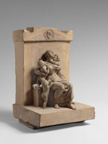 Une femme assise adossée à une stèle tenant deux enfants serrés contre elle un troisième est debout, image 5/10