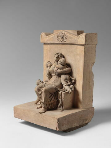 Une femme assise adossée à une stèle tenant deux enfants serrés contre elle un troisième est debout, image 6/10