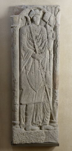 Dalle funéraire ou effigie commémorative d' un abbé