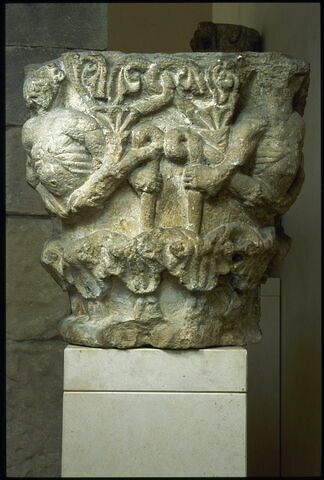 Chapiteau décoré de figures en buste et de palmettes, image 3/4
