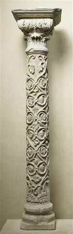 Colonne décorée de pampres et couronnée d'un chapiteau composite, avec base et tailloir