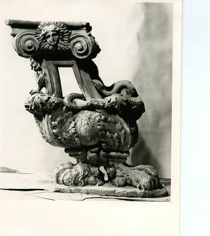 Balustre d'escalier aux emblèmes de Louis XIV et de Colbert, image 1/1