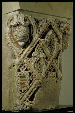 Chapiteau orné de feuillages entrecroisés dans lesquels sont inscrits des éléments floraux, des masques et des écus armoriés, image 6/10