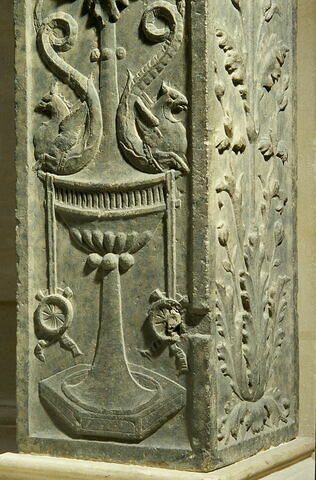 Fragment de pilastre décoré sur trois faces d'arabesques d'un panier de fruits de vases de fleurs