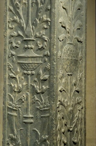 Fragment de pilastre décoré sur trois faces d'arabesques d'un panier de fruits de vases de fleurs, image 2/4