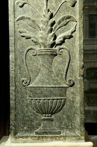 Fragment de pilastre décoré sur trois faces ornées de vase de fleurs à deux anses et de feuillages