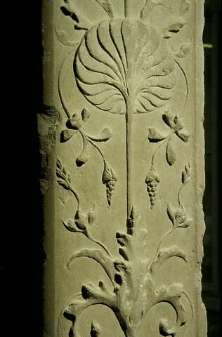 Fragment de pilastre décoré sur une face ornée de vases de fleurs à deux anses et de feuillages