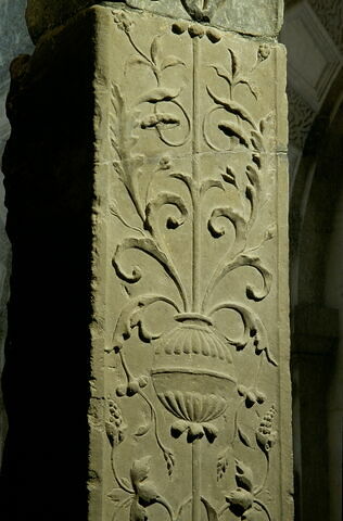 Fragment de pilastre décoré sur une face ornée de vases de fleurs à deux anses et de feuillages, image 2/2