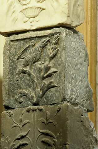 Fragment de pilastre décoré sur une face ornée d'oiseau posé sur un épi