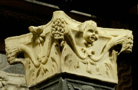 Chapiteau composite décoré sur trois faces ornées ; sur l'une : tête de Cherubin entre des cornes, image 3/3