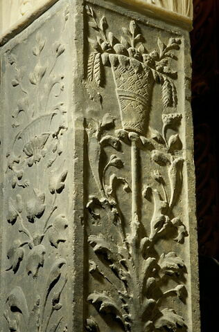 Pilastre décoré sur trois faces ornées d'un vase avec des fleurs et feuillages d'un aigle, image 2/3
