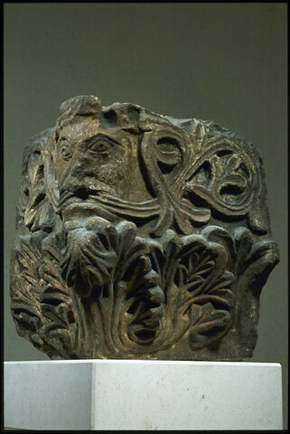 Chapiteau d'angle décoré de rinceaux s'échappant de la bouche d'un masque, image 2/5