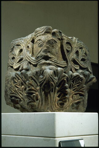 Chapiteau d'angle décoré de rinceaux s'échappant de la bouche d'un masque, image 3/4