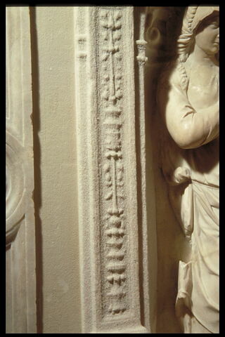Petit pilastre avec un fragment d'arcature à gauche de la Vierge allaitant l'Enfant, image 2/3