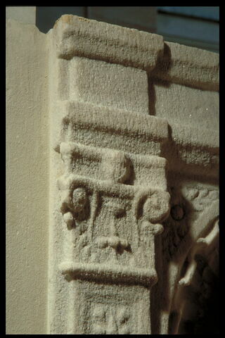 Petit pilastre avec un fragment d'arcature à gauche de la Vierge allaitant l'Enfant, image 3/3