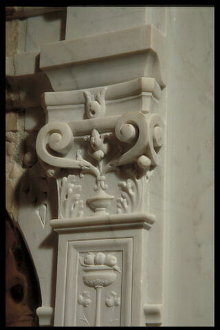 Petit pilastre de l'enfeu avec un fragment d'arcature à droite de sainte Marguerite, image 2/4