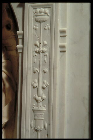 Petit pilastre de l'enfeu avec un fragment d'arcature à droite de sainte Marguerite, image 3/4