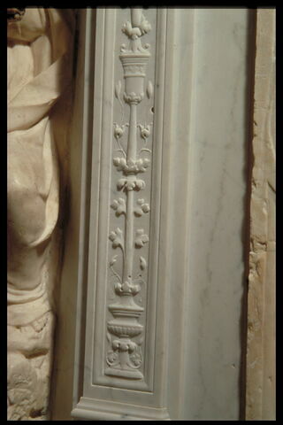Petit pilastre de l'enfeu avec un fragment d'arcature à droite de sainte Marguerite, image 4/4