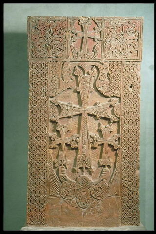 Stèle funéraire ornée d'une croix "Khatchk'ar"