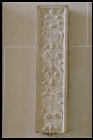 Fragment de pilastre portant un décor de feuillage et de fleurs, image 2/2