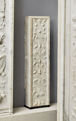 Fragment de pilastre portant un décor de feuillage et de fleurs, image 2/2