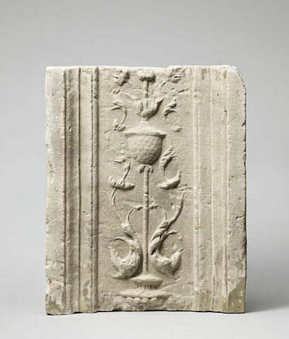 Fragment de pilastre : décor de vase cantonné de fleurs et dauphins, image 2/2