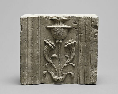 Fragment de pilastre, décor de cornes d'abondance, cierges et bouquets de fruits, image 2/3