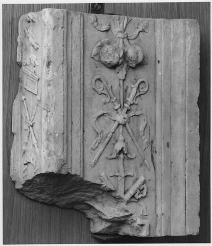 Fragment de pilastre, décor de deux fruits, deux crosses et deux clefs entrecroisées